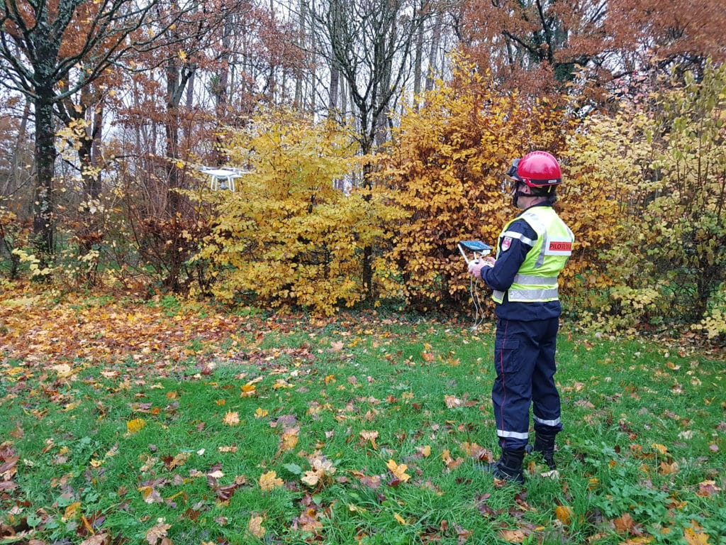 Un technicien Bioneo pilote un drone à la recherche de nuisibles