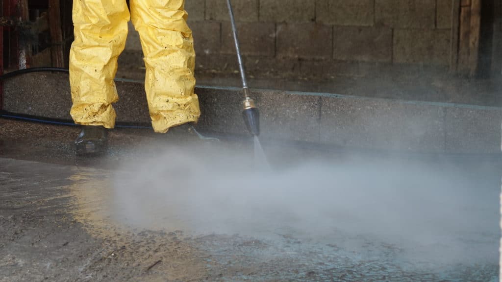 Technicien Bioneo pratique le lavage de bâtiment