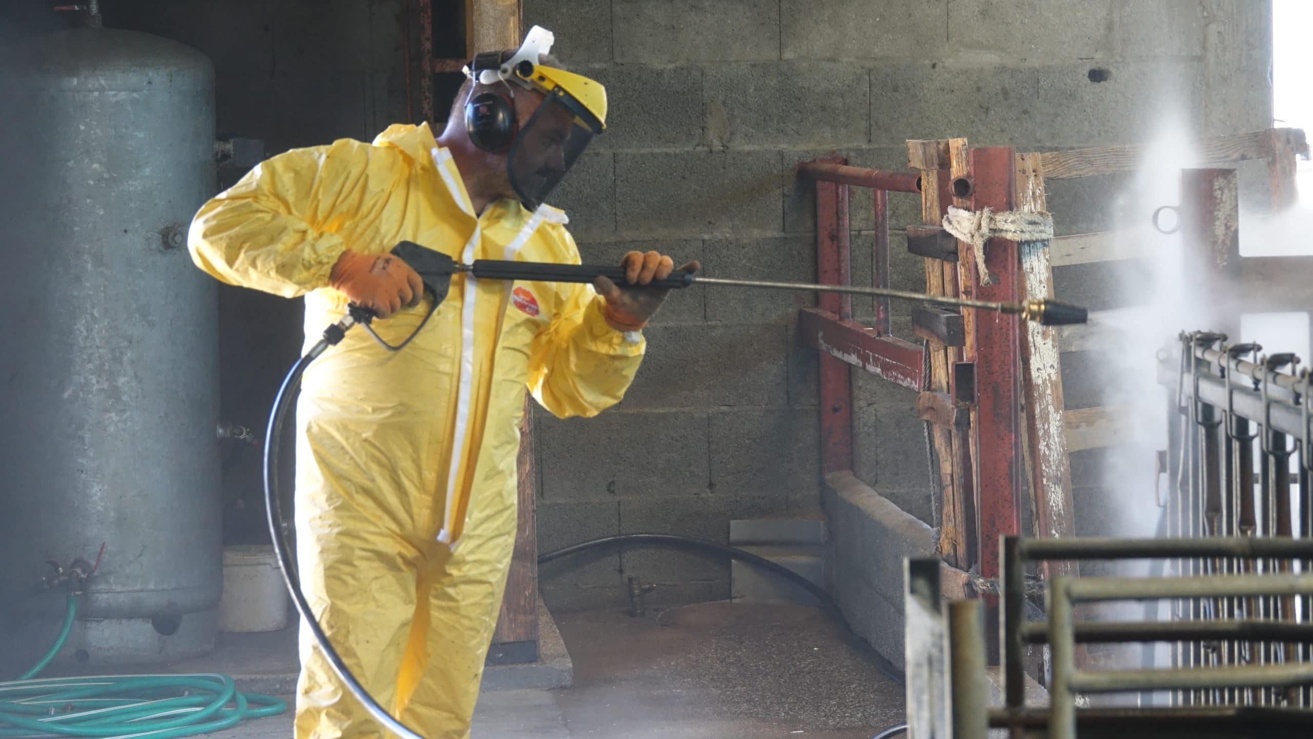 Technicien bioneo effectue une thermonébulisation, nettoyage de bâtiment