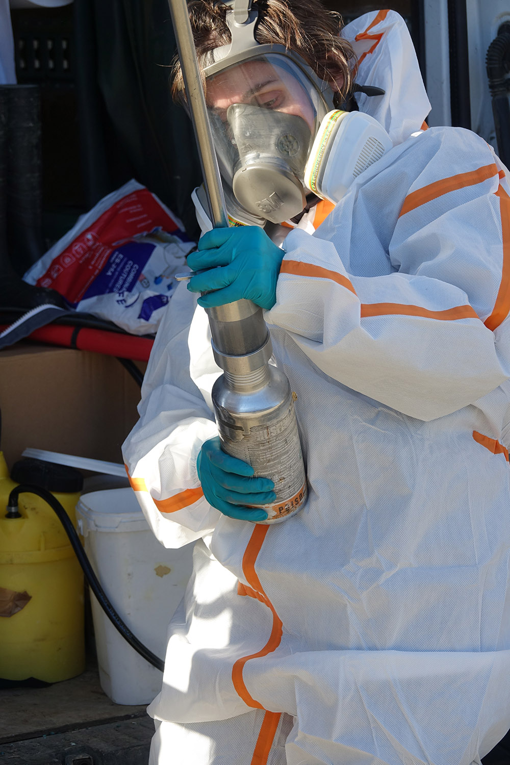 Bioneo - Professionnel contre les taupes autour de Nantes, Angers, Laval, Le Mans, La Roche-sur-Yon Technicienne Bioneo se prépare pour le traitement chimique taupe