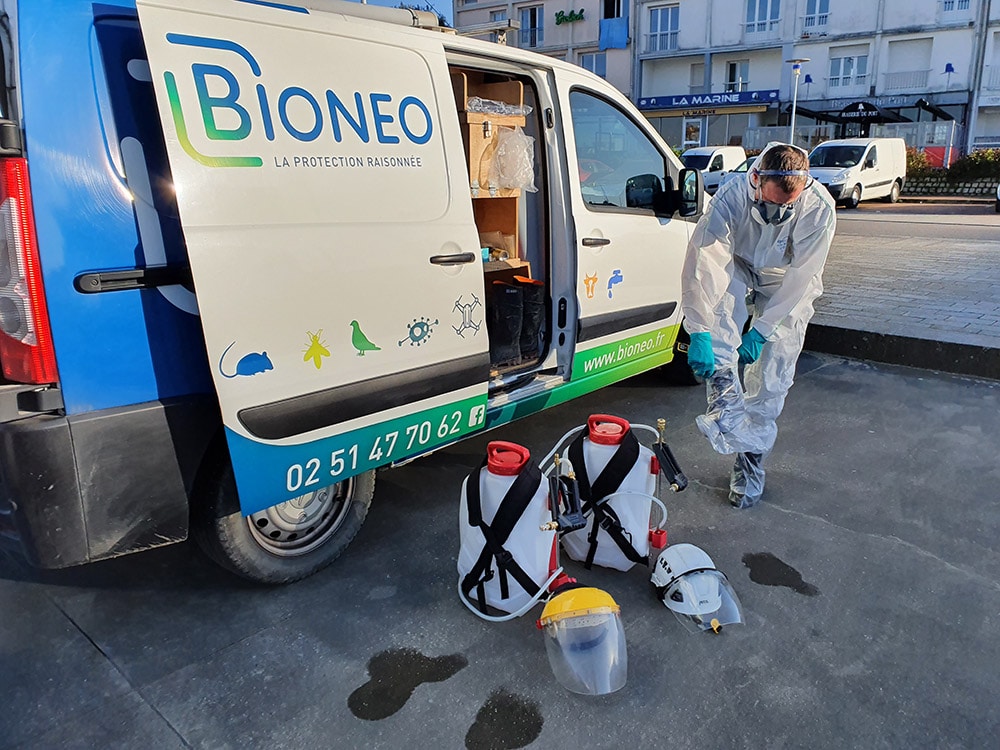 Matériel de désinfection | BIONEO - Interventions en Pays de la Loire Un technicien s'équipe pour faire une désinfection | BIONEO