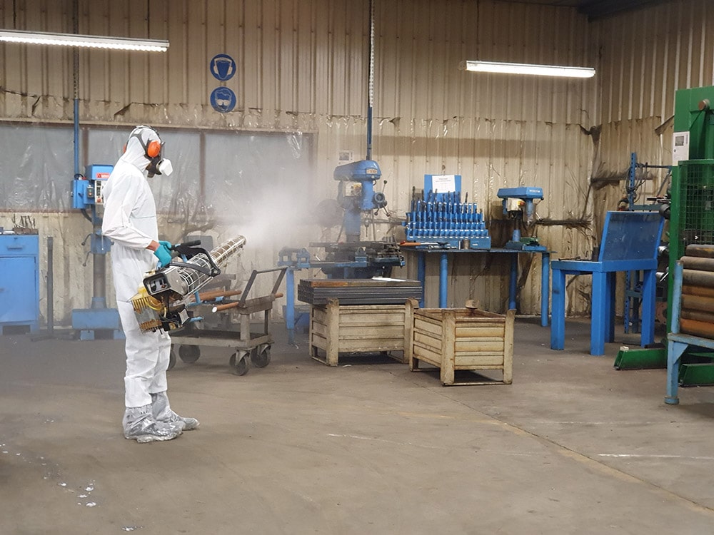 Désinfection par les biocides - Bioneo - Intervention dans toute la région Pays de la Loire Un technicien BIONEO pulvérise un biocide
