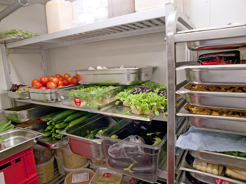 Espace de stockage de denrées alimentaires dans une cantine