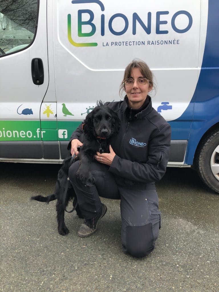 Rappeur, chien détecteur de punaises de lut Mélanie, maitre chien et rappeur, chien détecteur devant un camion Bioneo