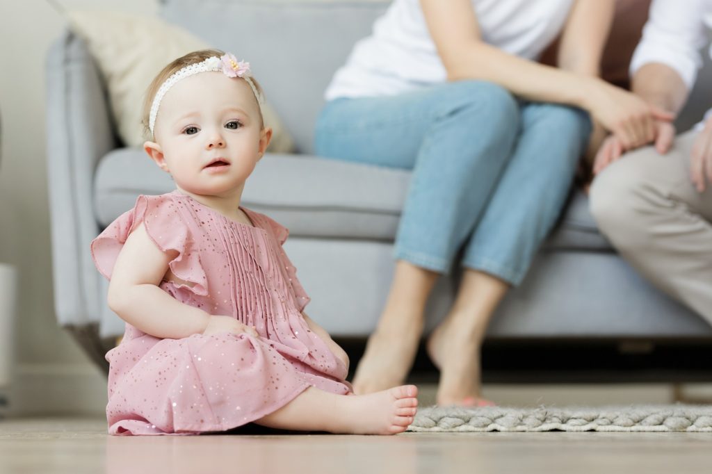 family-4962875_1920 Enfant assis par terre dans son salon