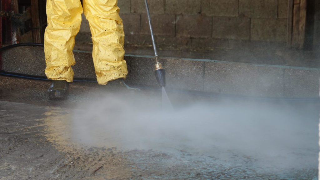 lavage d'un sol de batiment Technicien Bioneo pratique le lavage de bâtiment