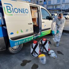 Un technicien s'équipe pour faire une désinfection | BIONEO
