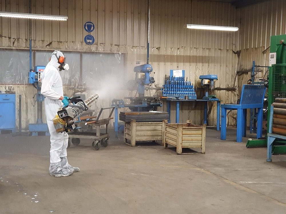 Désinfection par les biocides Un technicien BIONEO pulvérise un biocide