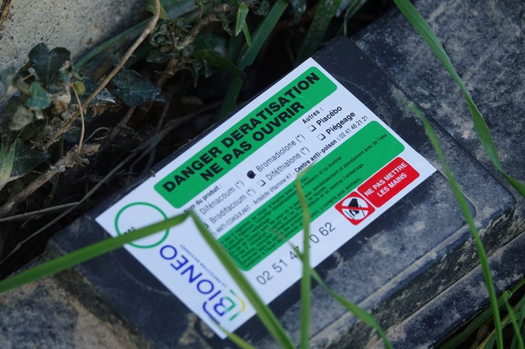 boîte d'appâtage BIONEO Boite piégée à rats avec un autocollant BIONEO précisant le contenu