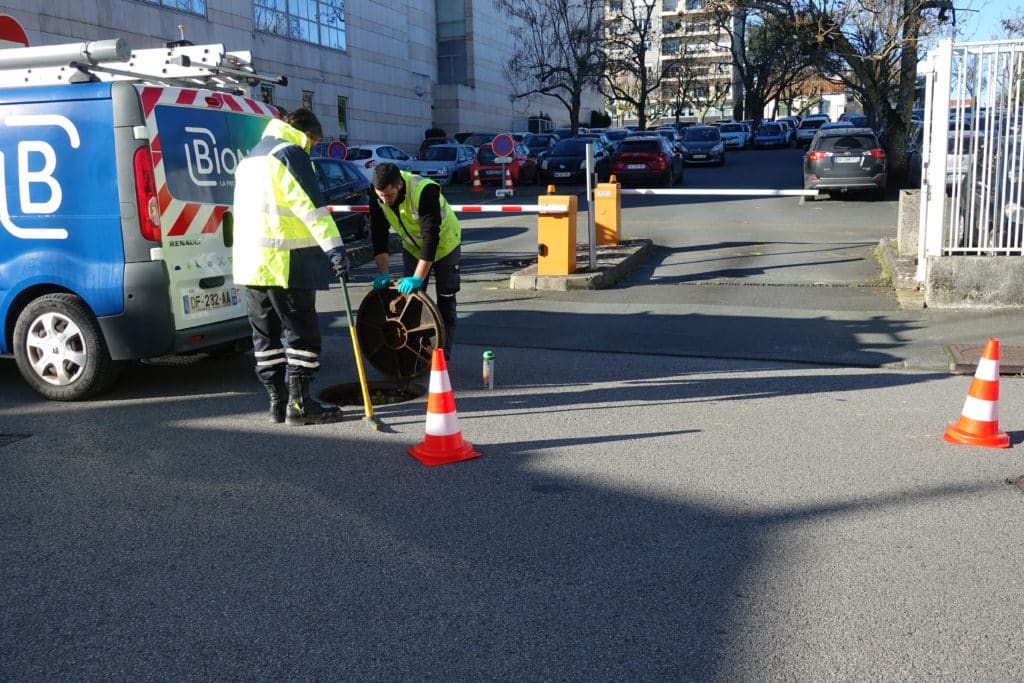Techniciens dératiseurs des égouts Intervention professionnelle contre les rats d'égouts à La Roche-sur-Yon