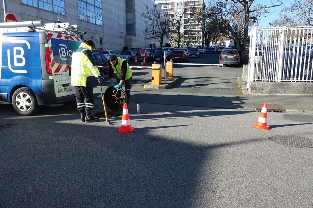 Des techniciens de la lutte contre les nuisibles pratiquent une dératisation à La Roche-sur-Yon