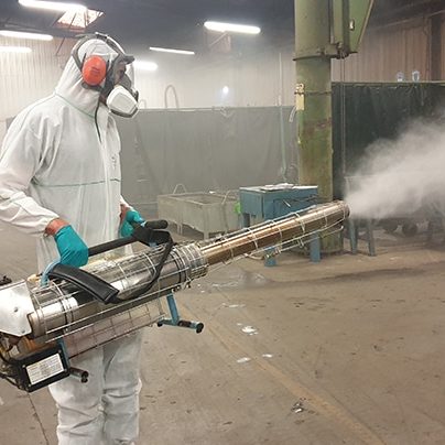 Un technicien réalise une désinfection des locaux agricoles