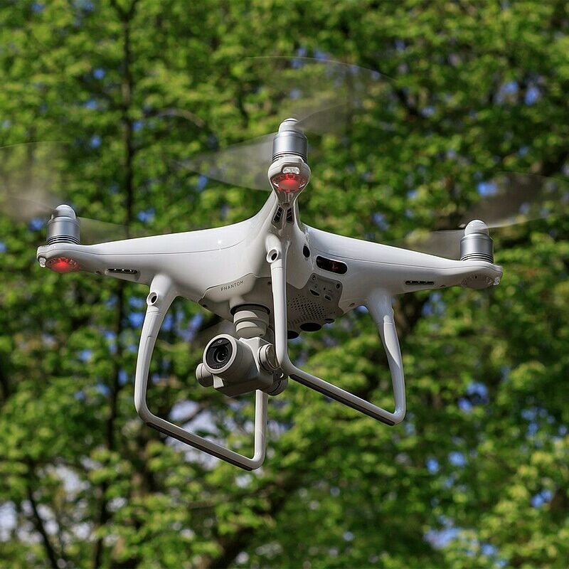 Drone Bioneo piloté par un technicien - Lutte contre les nuisibles en Pays de la Loire