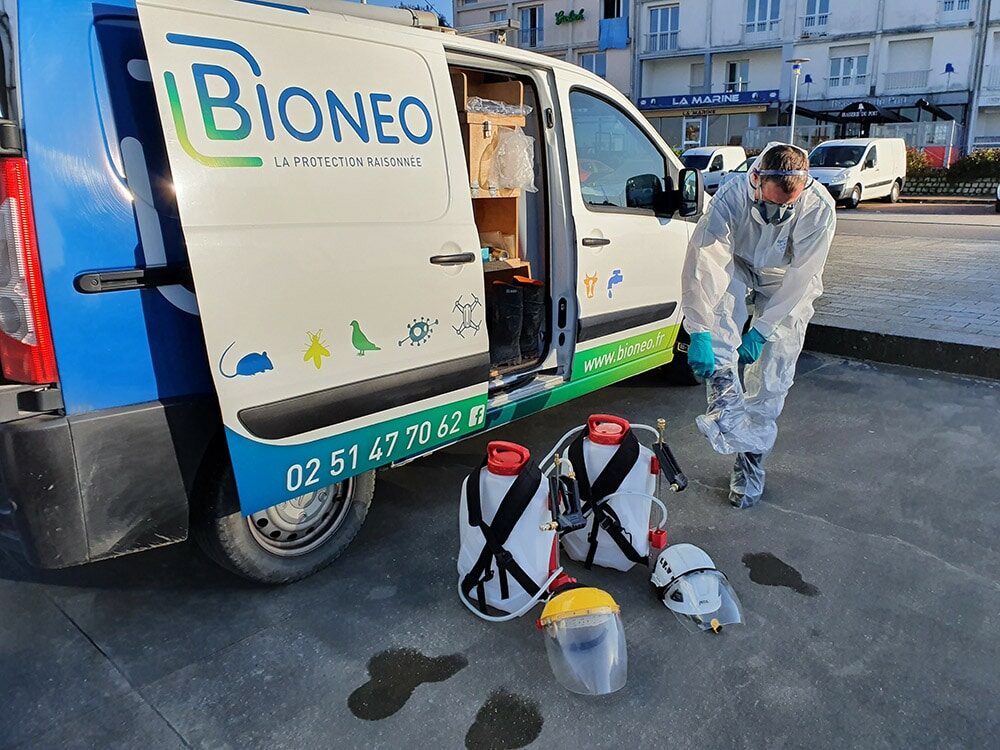 Matériel de désinfection | BIONEO - Interventions en Pays de la Loire Un technicien s'équipe pour faire une désinfection | BIONEO