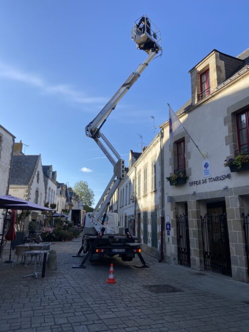 BIONEO dispose d'une nacelle pour intervenir en hauteur sur les nids de goélands envahissants.