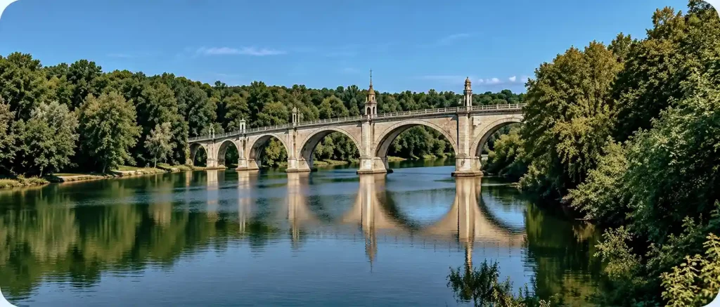 vu d'un ancien pont en pierre entre deux rives au dessus d'une rivière en Vendée